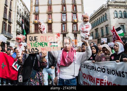 Die Demonstranten zeigen blutbefleckte, umhüllte Puppen während der Demonstration. Der Studentenverband organisierte einen Streiktag und eine anschließende Demonstration in verschiedenen spanischen Städten zur Unterstützung der palästinensischen Sache und gegen den Krieg in Gaza. Die Demonstrationen fanden ohne Zwischenfälle statt und unter den Slogans "es ist kein Krieg, es ist ein Völkermord" und "stoppt den Verkauf von Waffen an Israel". In Barcelona versammelten sich zwei- bis dreitausend Menschen mit palästinensischen Fahnen und Fahnen. "Freies freies Palästina" und "Israel-Mörder" waren die am meisten gesprochenen Slogans Stockfoto