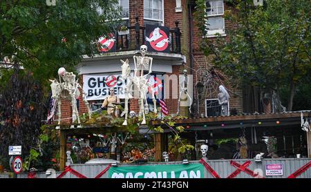 Brighton Großbritannien 28 Oktober 2023 - das bekannte Halloween House of Horrors in Highcroft Villas in Brighton hat dieses Jahr ein Thema von Ghost Busters . Ollie Slim, die Eigentümerin des Hauses, und seine Helfer dekorieren das Haus seit 14 Jahren für Halloween und sammeln Geld für Macmillan Cancer Support: Credit Simon Dack / Alamy Live News Stockfoto