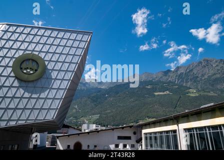 Lagundo, Italien - 11. August 2023: Außenansicht der berühmten Brauerei FORST Stockfoto