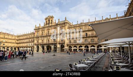 Plaza Mayor und Rathaus in Salamanca, Spanien am 16. Oktober 2023 Stockfoto