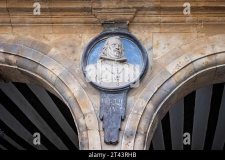 Medaillon von König Philipp IV., Plaza Mayor, Salamanca, UNESCO-Weltkulturerbe, Spanien am 16. oktober 2023 Stockfoto