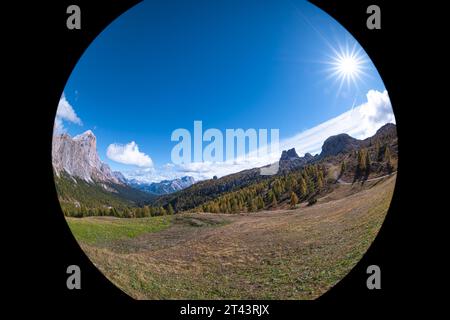Dolomiten Berge vom Passo Falzarego in Richtung Cortina d'Ampezzo an einem sonnigen Herbsttag. Stockfoto