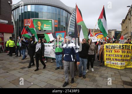 Newcastle, Großbritannien. Oktober 2023. Palästinensermarsch mit Tausenden von Menschen auf der Northumberland Street und Grey's Mounment, während die Zahl der Todesopfer in Gaza und im Westjordanland weiter steigt, Newcastle upon Tyne, Großbritannien, 28. Oktober 2023, Quelle: DEW/Alamy Live News Stockfoto