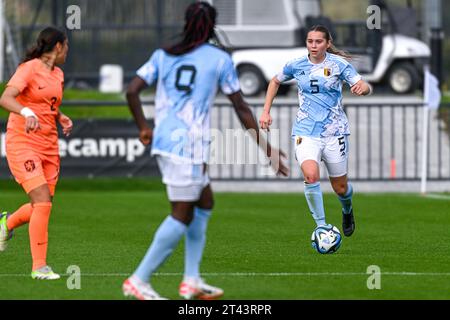 Tubize, Belgien. Oktober 2023. Kimberly Scohier (5) aus Belgien, dargestellt während eines Frauenfußballspiels zwischen den U19-Nationalmannschaften der Niederlande und Belgiens in der U19-Qualifikationsrunde der UEFA-Frauen am zweiten Spieltag in der Gruppe A6 am Samstag, den 28. Oktober 2023 in Tubize, Belgien. Quelle: Sportpix/Alamy Live News Stockfoto