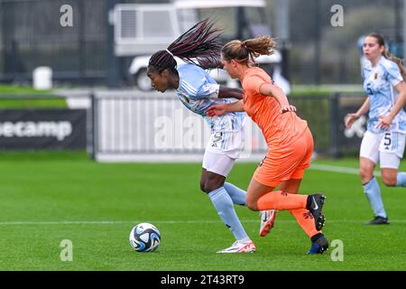 Tubize, Belgien. Oktober 2023. Veronique Zang Bikoula (9) aus Belgien, dargestellt während eines Frauenfußballspiels zwischen den Frauen unter 19 Mannschaften der Niederlande und Belgiens in der U19-Qualifikationsrunde der UEFA-Frauen am zweiten Spieltag in der Gruppe A6 am Samstag, den 28. Oktober 2023 in Tubize, Belgien. Quelle: Sportpix/Alamy Live News Stockfoto