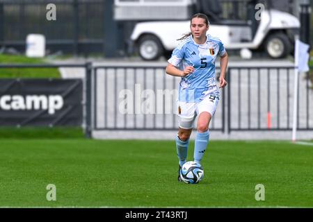 Tubize, Belgien. Oktober 2023. Kimberly Scohier (5) aus Belgien, dargestellt während eines Frauenfußballspiels zwischen den U19-Nationalmannschaften der Niederlande und Belgiens in der U19-Qualifikationsrunde der UEFA-Frauen am zweiten Spieltag in der Gruppe A6 am Samstag, den 28. Oktober 2023 in Tubize, Belgien. Quelle: Sportpix/Alamy Live News Stockfoto