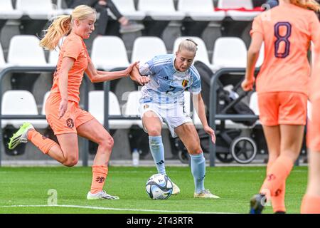 Tubize, Belgien. Oktober 2023. Saar Janssen (2) aus Belgien, dargestellt während eines Frauenfußballspiels zwischen den U19-Nationalmannschaften der Niederlande und Belgiens in der U19-Qualifikationsrunde der UEFA-Frauen am zweiten Spieltag in der Gruppe A6 am Samstag, den 28. Oktober 2023 in Tubize, Belgien. Quelle: Sportpix/Alamy Live News Stockfoto
