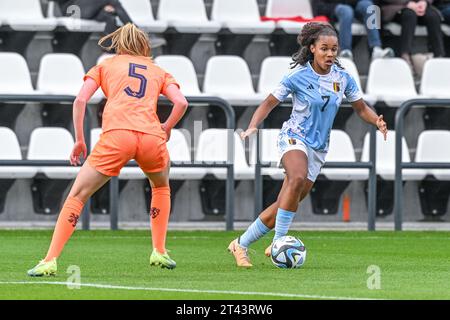 Tubize, Belgien. Oktober 2023. Thirsa de Meester (7) aus Belgien, dargestellt während eines Frauenfußballspiels zwischen den Nationalmannschaften der Frauen unter 19 der Niederlande und Belgiens in der U19-Qualifikationsrunde der UEFA-Frauen am zweiten Spieltag in der Gruppe A6 am Samstag, den 28. Oktober 2023 in Tubize, Belgien. Quelle: Sportpix/Alamy Live News Stockfoto