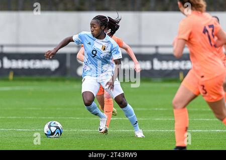 Tubize, Belgien. Oktober 2023. Veronique Zang Bikoula (9) aus Belgien, dargestellt während eines Frauenfußballspiels zwischen den Frauen unter 19 Mannschaften der Niederlande und Belgiens in der U19-Qualifikationsrunde der UEFA-Frauen am zweiten Spieltag in der Gruppe A6 am Samstag, den 28. Oktober 2023 in Tubize, Belgien. Quelle: Sportpix/Alamy Live News Stockfoto
