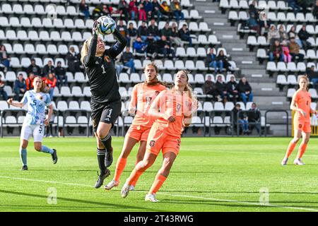 Tubize, Belgien. Oktober 2023. Torhüterin Lise Musique (1) aus Belgien, dargestellt während eines Frauenfußballspiels zwischen den Nationalmannschaften der Niederlande und Belgiens in der U19-Qualifikationsrunde der UEFA-Frauen am zweiten Spieltag in der Gruppe A6 am Samstag, den 28. Oktober 2023 in Tubize, Belgien. Quelle: Sportpix/Alamy Live News Stockfoto