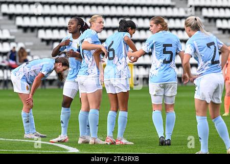 Tubize, Belgien. Oktober 2023. Veronique Zang Bikoula (9) aus Belgien, dargestellt während eines Frauenfußballspiels zwischen den Frauen unter 19 Mannschaften der Niederlande und Belgiens in der U19-Qualifikationsrunde der UEFA-Frauen am zweiten Spieltag in der Gruppe A6 am Samstag, den 28. Oktober 2023 in Tubize, Belgien. Quelle: Sportpix/Alamy Live News Stockfoto