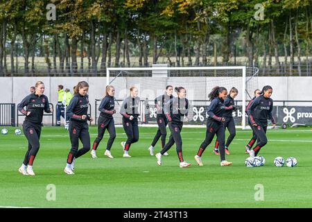 Tubize, Belgien. Oktober 2023. Aufwärmphase Belgien vor einem Frauenfußballspiel zwischen den Frauen unter 19 Mannschaften der Niederlande und Belgiens in der U19-Qualifikationsrunde der UEFA-Frauen am zweiten Spieltag in der Gruppe A6 am Samstag, den 28. Oktober 2023 in Tubize, Belgien. Quelle: Sportpix/Alamy Live News Stockfoto