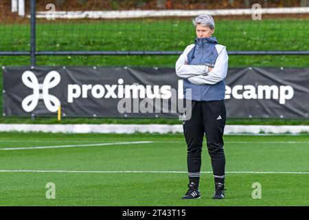 Tubize, Belgien. Oktober 2023. Assistenztrainerin Hilde Clessens aus Belgien vor einem Frauenfußballspiel zwischen den Nationalmannschaften der U19-Nationalmannschaften der Niederlande und Belgiens bei der U19-Qualifikationsrunde der UEFA-Frauen am zweiten Spieltag in der Gruppe A6 am Samstag, den 28. Oktober 2023 in Tubize, Belgien. Quelle: Sportpix/Alamy Live News Stockfoto
