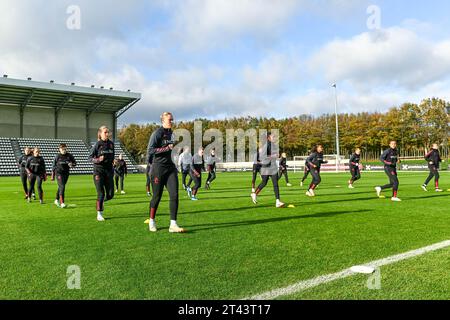 Tubize, Belgien. Oktober 2023. Aufwärmphase Belgien vor einem Frauenfußballspiel zwischen den Frauen unter 19 Mannschaften der Niederlande und Belgiens in der U19-Qualifikationsrunde der UEFA-Frauen am zweiten Spieltag in der Gruppe A6 am Samstag, den 28. Oktober 2023 in Tubize, Belgien. Quelle: Sportpix/Alamy Live News Stockfoto