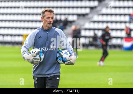 Tubize, Belgien. Oktober 2023. Torwarttrainer Wouter Vandesteene aus Belgien vor einem Frauenfußballspiel zwischen den Nationalmannschaften der U19-Nationalmannschaften der Niederlande und Belgiens in der U19-Qualifikationsrunde der UEFA-Frauen am zweiten Spieltag in der Gruppe A6 am Samstag, den 28. Oktober 2023 in Tubize, Belgien. Quelle: Sportpix/Alamy Live News Stockfoto