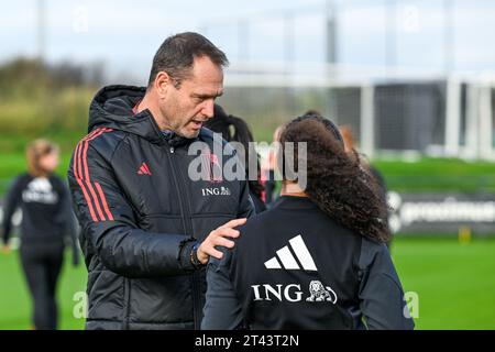 Tubize, Belgien. Oktober 2023. Cheftrainer Xavier Donnay aus Belgien vor einem Frauenfußballspiel zwischen den U19-Nationalmannschaften der Niederlande und Belgiens bei der U19-Qualifikationsrunde der UEFA-Frauen am zweiten Spieltag in der Gruppe A6 am Samstag, den 28. Oktober 2023 in Tubize, Belgien. Quelle: Sportpix/Alamy Live News Stockfoto