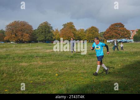 Wimbledon, London, Großbritannien. 28. Oktober 2023. Ein Mann joggt am Wimbledon Common im Südwesten Londons, während die Blätter anfangen zu färben. Credit amer Gazzal/Alamy Live News Stockfoto