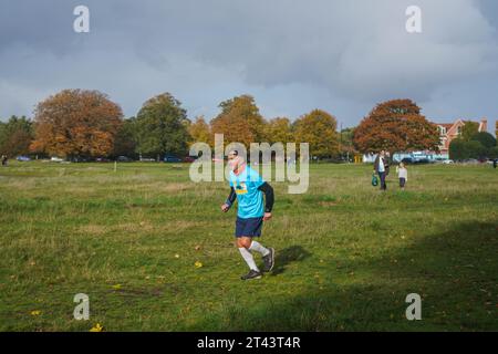 Wimbledon, London, Großbritannien. 28. Oktober 2023. Ein Mann joggt am Wimbledon Common im Südwesten Londons, während die Blätter anfangen zu färben. Credit amer Gazzal/Alamy Live News Stockfoto