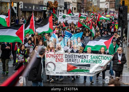 Belfast, Großbritannien. Oktober 2023. Einige Tausend Menschen nehmen an dem "Marsch für Palästina" im Zentrum von Belfast Teil, um die anhaltende Vergeltung der israelischen Verteidigungskräfte in Gaza hervorzuheben, die bis heute 7300 Todesopfer nach dem Massaker an 1400 Israelis durch die Hamas am 7. Oktober hinterlassen hat. Die Rallye wurde von der Ireland Palestine Solidarity Campaign (IPSC) Credit: Bonzo/Alamy Live News organisiert Stockfoto