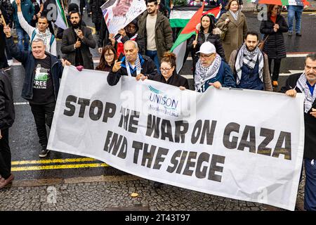 Belfast, Großbritannien. Oktober 2023. Einige Tausend Menschen nehmen an dem "Marsch für Palästina" im Zentrum von Belfast Teil, um die anhaltende Vergeltung der israelischen Verteidigungskräfte in Gaza hervorzuheben, die bis heute 7300 Todesopfer nach dem Massaker an 1400 Israelis durch die Hamas am 7. Oktober hinterlassen hat. Die Rallye wurde von der Ireland Palestine Solidarity Campaign (IPSC) Credit: Bonzo/Alamy Live News organisiert Stockfoto