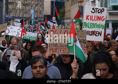 Newcastle, Großbritannien. Oktober 2023. Palästinensermarsch mit Tausenden von Menschen auf der Northumberland Street und Grey's Mounment, während die Zahl der Todesopfer in Gaza und im Westjordanland weiter steigt, Newcastle upon Tyne, Großbritannien, 28. Oktober 2023, Quelle: DEW/Alamy Live News Stockfoto