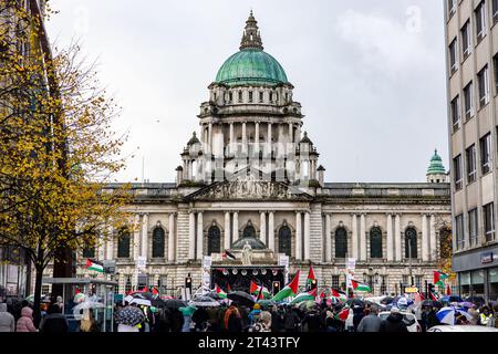 Belfast, Großbritannien. Oktober 2023. Einige Tausend Menschen nehmen an dem "Marsch für Palästina" im Zentrum von Belfast Teil, um die anhaltende Vergeltung der israelischen Verteidigungskräfte in Gaza hervorzuheben, die bis heute 7300 Todesopfer nach dem Massaker an 1400 Israelis durch die Hamas am 7. Oktober hinterlassen hat. Die Rallye wurde von der Ireland Palestine Solidarity Campaign (IPSC) Credit: Bonzo/Alamy Live News organisiert Stockfoto