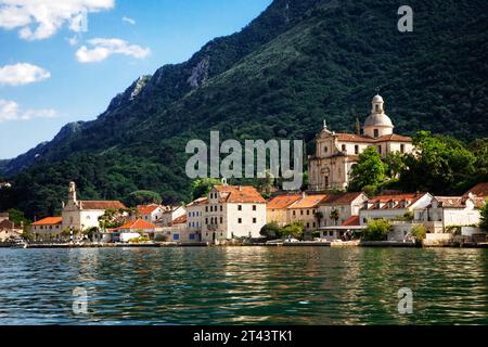 Die malerische Küstenstadt Perast liegt am Ufer der Bucht von Kotor in Montenegro. Stockfoto