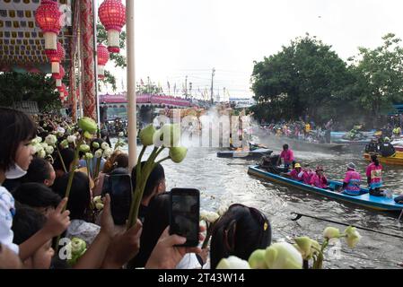 Bangkok, Thailand. Oktober 2023. Smartphone HUAWEI erhielt Aufmerksamkeit von Verbrauchern, die am 28. Oktober 2023 die Thailand Mobile Expo 2023 im Queen Sirikit National Convention Center (QSNCC) in Bangkok besuchten. (Foto: Teera Noisakran/Pacific Press) Credit: Pacific Press Media Production Corp./Alamy Live News Stockfoto