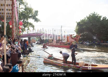 Samut Prakan, Thailand. Oktober 2023. Das jährliche Rab Bua (Lotus Throw Festival), an dem Tausende von Einheimischen und Touristen die Ufer des Samrong Canal säumen, um Lotusblumen in ein Boot zu werfen, das eine Replik des berühmten Buddha-Bildes Luang Poh trägt, passiert die Vorderseite des Wat Bang Phli Yai Nai (Luang Pho zum Tempel) der Bezirk Bang Phli, Provinz Samut Prakan (37 km von Bangkok), ist eine alte lokale Tradition, die die einzige auf der Welt ist und es gibt nur einen Ort in Thailand. (Foto: Teera Noisakran/Pacific Press) Credit: Pacific Press Media Production Corp./Alamy Live News Stockfoto