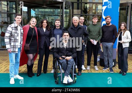 Max Bär, Christina Petersen, Leslie Vanessa Lill, Jascha Rust, Tan Caglar, Rolf Becker, Anthony Petrifke, Johann Lukas Sickert, Karsten Kühn und Helena Pieske beim Fanfest 25 Jahre in aller Freundschaft in der Medienstadt Leipzig. Leipzig, 28.10.2023 *** Max Bär, Christina Petersen, Leslie Vanessa Lill, Jascha Rust, Tan Caglar, Rolf Becker, Anthony Petrifke, Johann Lukas Sickert, Karsten Kühn und Helena Pieske beim Fanfestival 25 Jahre in aller Freundschaft in der Medienstadt Leipzig Leipzig, 28 10 2023 Foto:XR.xStoffelsx/xFuturexImagex iaf 3011 Credit: Imago/Alamy Live News Stockfoto