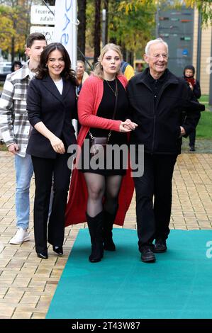 Leslie Vanessa Lill, Christina Petersen und Rolf Becker beim Fanfest 25 Jahre in aller Freundschaft in der Medienstadt Leipzig. Leipzig, 28.10.2023 *** Leslie Vanessa Lill, Christina Petersen und Rolf Becker beim Fanfestival 25 Jahre in aller Freundschaft in der Medienstadt Leipzig Leipzig, 28 10 2023 Foto:XR.xStoffelsx/xFuturexImagex iaf 3006 Credit: Imago/Alamy Live News Stockfoto