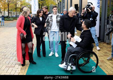 Christina Petersen, Leslie Vanessa Lill, Karsten Kühn, Max Bär, Rolf Becker und Tan Caglar beim Fanfest 25 Jahre in aller Freundschaft in der Medienstadt Leipzig. Leipzig, 28.10.2023 *** Christina Petersen, Leslie Vanessa Lill, Karsten Kühn, Max Bär, Rolf Becker und Tan Caglar beim Fanfestival 25 Jahre in aller Freundschaft in der Media City Leipzig Leipzig, 28 10 2023 Foto:XR.xStoffelsx/xFuturexImagex iaf 3008 Credit: Imago/Alamy Live News Stockfoto