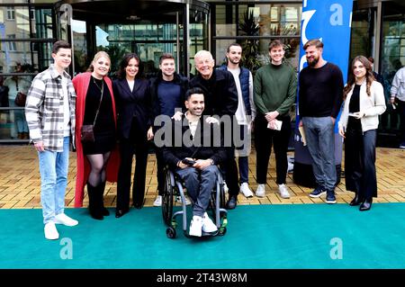 Max Bär, Christina Petersen, Leslie Vanessa Lill, Jascha Rust, Tan Caglar, Rolf Becker, Anthony Petrifke, Johann Lukas Sickert, Karsten Kühn und Helena Pieske beim Fanfest 25 Jahre in aller Freundschaft in der Medienstadt Leipzig. Leipzig, 28.10.2023 *** Max Bär, Christina Petersen, Leslie Vanessa Lill, Jascha Rust, Tan Caglar, Rolf Becker, Anthony Petrifke, Johann Lukas Sickert, Karsten Kühn und Helena Pieske beim Fanfestival 25 Jahre in aller Freundschaft in der Medienstadt Leipzig Leipzig, 28 10 2023 Foto:XR.xStoffelsx/xFuturexImagex iaf 3010 Credit: Imago/Alamy Live News Stockfoto