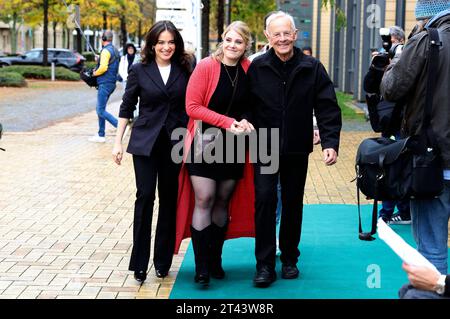 Leslie Vanessa Lill, Christina Petersen und Rolf Becker beim Fanfest 25 Jahre in aller Freundschaft in der Medienstadt Leipzig. Leipzig, 28.10.2023 *** Leslie Vanessa Lill, Christina Petersen und Rolf Becker beim Fanfestival 25 Jahre in aller Freundschaft in der Medienstadt Leipzig Leipzig, 28 10 2023 Foto:XR.xStoffelsx/xFuturexImagex iaf 3007 Credit: Imago/Alamy Live News Stockfoto