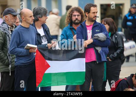 Aviles, Spanien. Oktober 2023. Zwei Jungen zeigen die Flagge Palästinas während der Demonstration zur Unterstützung Palästinas, Ende des Völkermordes, Ende der Besatzung, am 28. Oktober 2023 in Aviles, Spanien. (Foto: Alberto Brevers/Pacific Press) Credit: Pacific Press Media Production Corp./Alamy Live News Stockfoto