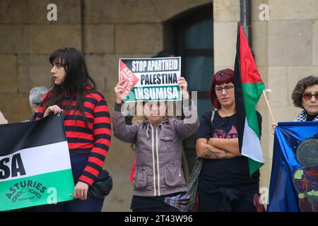 Aviles, Spanien. Oktober 2023. Ein Mädchen mit einem Schild mit der Aufschrift "Stop Apartheid, Palestine rebellious" während der Kundgebung zur Unterstützung Palästinas, Ende des Völkermordes, Ende der Besatzung, am 28. Oktober 2023 in Aviles, Spanien. (Foto: Alberto Brevers/Pacific Press) Credit: Pacific Press Media Production Corp./Alamy Live News Stockfoto