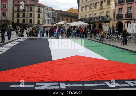 Aviles, Spanien. Oktober 2023. Während der Kundgebung zur Unterstützung Palästinas, Ende des Völkermords, Ende der Besatzung, am 28. Oktober 2023 in Aviles, Spanien, führte eine riesige Flagge Palästinas. (Foto: Alberto Brevers/Pacific Press) Credit: Pacific Press Media Production Corp./Alamy Live News Stockfoto