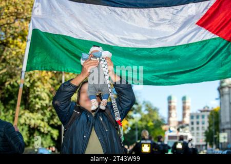 Pro Palästina Demo, Baby vor Flagge Palästinas, München, 28. Oktober 2023 Deutschland, München, 28.10.2023, Demonstrant hält anklagend bayby vor die Flagge Palästinas an der Spitze des Demozugs, Baby mit Palästinenserschal, im Hintergrund die Frauenkirche, Pro-Palästina-Demo vom Karl-Stützel-Platz zum Gärtnerplatz, Demonstration unter dem Motto: Frieden für Gaza - Stoppt den Krieg, Nahost-Krieg, Politik, Bayern, *** Pro Palestine Demo, Baby vor der Flagge Palästinas, München, 28. Oktober 2023 Deutschland, München, 28. 10 2023, Demonstrant hält beschuldigend Bayby vor der Flagge Palästinas bei Stockfoto