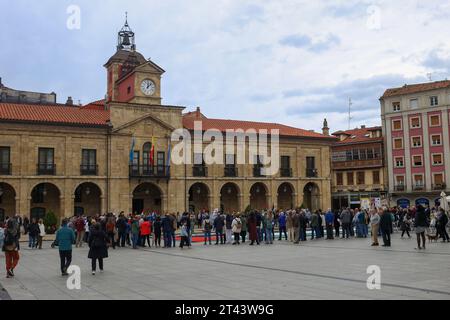 Aviles, Spanien. Oktober 2023. Aviles, Spanien, 28. Oktober 2023: Mehr als hundert Menschen versammelten sich vor dem Rathaus von Aviles während der Kundgebung zur Unterstützung Palästinas, Ende des Völkermords, Ende der Besatzung, am 28. Oktober 2023 in Aviles, Spanien. (Foto: Alberto Brevers/Pacific Press) Credit: Pacific Press Media Production Corp./Alamy Live News Stockfoto