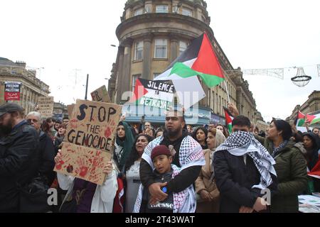 Newcastle, Großbritannien. Oktober 2023. Palästinensermarsch mit Tausenden von Menschen auf der Northumberland Street und Grey's Mounment, während die Zahl der Todesopfer in Gaza und im Westjordanland weiter steigt, Newcastle upon Tyne, Großbritannien, 28. Oktober 2023, Quelle: DEW/Alamy Live News Stockfoto