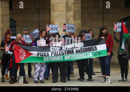 Aviles, Spanien. Oktober 2023. Mehrere Menschen zeigen Zeichen mit "Stop Apartheid, Palestine rebellious" während der Kundgebung zur Unterstützung Palästinas, Ende des Völkermordes, Ende der Besatzung, am 28. Oktober 2023 in Aviles, Spanien. (Foto: Alberto Brevers/Pacific Press) Credit: Pacific Press Media Production Corp./Alamy Live News Stockfoto