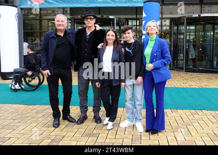 Thomas Rühmann, Thomas Koch, Arzu Bazman, Leonhard Scholz und Andrea Kathrin Loewig beim Fanfest 25 Jahre in aller Freundschaft in der Medienstadt Leipzig. Leipzig, 28.10.2023 *** Thomas Rühmann, Thomas Koch, Arzu Bazman, Leonhard Scholz und Andrea Kathrin Loewig beim Fanfestival 25 Jahre in aller Freundschaft in der Media City Leipzig Leipzig, 28 10 2023 Foto:XR.xStoffelsx/xFuturexImagex iaf 3026 Credit: Imago/Alamy Live News Stockfoto