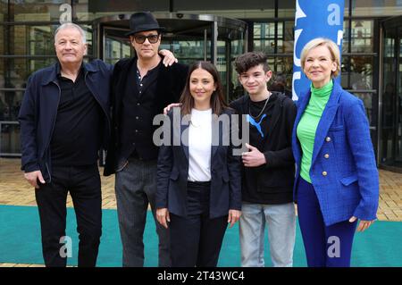 Thomas Rühmann, Thomas Koch, Arzu Bazman, Leonhard Scholz und Andrea Kathrin Loewig beim Fanfest 25 Jahre in aller Freundschaft in der Medienstadt Leipzig. Leipzig, 28.10.2023 *** Thomas Rühmann, Thomas Koch, Arzu Bazman, Leonhard Scholz und Andrea Kathrin Loewig beim Fanfestival 25 Jahre in aller Freundschaft in der Media City Leipzig Leipzig, 28 10 2023 Foto:XR.xStoffelsx/xFuturexImagex iaf 3027 Credit: Imago/Alamy Live News Stockfoto