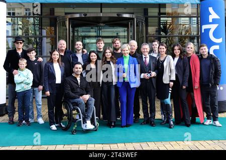 Thomas Koch, Ben Grünberg, Leonhard Scholz, Julian Weigend, Arzu Bazman, Thomas Rühmann, Tan Caglar, Anthony Petrifke, Mai Duong Kieu, Johann Lukas Sickert, Helena Pieske, Karsten Kühn, Andrea Kathrin Loewig, Rolf Becker, Udo Schenk, max Bär, Annett Renneberg, Leslie Vanessa Lill, Christina Petersen und Jascha Rust beim Fanfest 25 Jahre in aller Freundschaft in der Medienstadt Leipzig. Leipzig, 28.10.2023 *** Thomas Koch, Ben Grünberg, Leonhard Scholz, Julian Weigend, Arzu Bazman, Thomas Rühmann, Tan Caglar, Anthony Petrifke, Mai Duong Kieu, Johann Lukas Sickert, Helena Pieske, Karsten Kühn, An Stockfoto