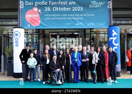 Thomas Koch, Ben Grünberg, Leonhard Scholz, Julian Weigend, Arzu Bazman, Thomas Rühmann, Tan Caglar, Anthony Petrifke, Mai Duong Kieu, Johann Lukas Sickert, Helena Pieske, Karsten Kühn, Andrea Kathrin Loewig, Rolf Becker, Udo Schenk, max Bär, Annett Renneberg, Leslie Vanessa Lill, Christina Petersen und Jascha Rust beim Fanfest 25 Jahre in aller Freundschaft in der Medienstadt Leipzig. Leipzig, 28.10.2023 *** Thomas Koch, Ben Grünberg, Leonhard Scholz, Julian Weigend, Arzu Bazman, Thomas Rühmann, Tan Caglar, Anthony Petrifke, Mai Duong Kieu, Johann Lukas Sickert, Helena Pieske, Karsten Kühn, An Stockfoto