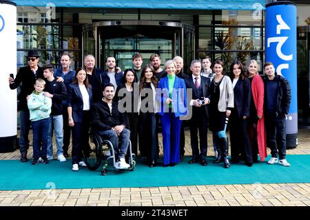 Thomas Koch, Ben Grünberg, Leonhard Scholz, Julian Weigend, Arzu Bazman, Thomas Rühmann, Tan Caglar, Anthony Petrifke, Mai Duong Kieu, Johann Lukas Sickert, Helena Pieske, Karsten Kühn, Andrea Kathrin Loewig, Rolf Becker, Udo Schenk, max Bär, Annett Renneberg, Leslie Vanessa Lill, Christina Petersen und Jascha Rust beim Fanfest 25 Jahre in aller Freundschaft in der Medienstadt Leipzig. Leipzig, 28.10.2023 *** Thomas Koch, Ben Grünberg, Leonhard Scholz, Julian Weigend, Arzu Bazman, Thomas Rühmann, Tan Caglar, Anthony Petrifke, Mai Duong Kieu, Johann Lukas Sickert, Helena Pieske, Karsten Kühn, An Stockfoto