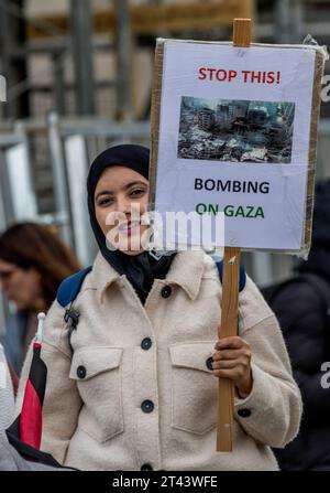 Eastbourne, East Sussex, Großbritannien. Oktober 2023. Die Bewohner von Eatbourne, die das palästinensische Volk unterstützen, rufen zu einem Waffenstillstand im Gaza-Streifen auf und protestieren friedlich in dieser Küstenstadt Sussex. Israel erklärte, dass es nach dem Angriff der Hamas auf Israel am 7. Oktober einen Kriegszustand zwischen den beiden Regionen gebe, bei dem mehr als 1400 israelische Männer, Frauen und Kinder ums Leben kamen. Quelle: Newspics UK South/Alamy Live News Stockfoto