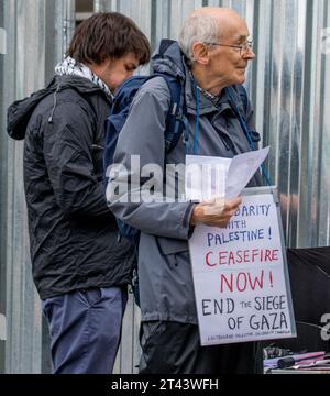 Eastbourne, East Sussex, Großbritannien. Oktober 2023. Die Bewohner von Eatbourne, die das palästinensische Volk unterstützen, rufen zu einem Waffenstillstand im Gaza-Streifen auf und protestieren friedlich in dieser Küstenstadt Sussex. Israel erklärte, dass es nach dem Angriff der Hamas auf Israel am 7. Oktober einen Kriegszustand zwischen den beiden Regionen gebe, bei dem mehr als 1400 israelische Männer, Frauen und Kinder ums Leben kamen. Quelle: Newspics UK South/Alamy Live News Stockfoto