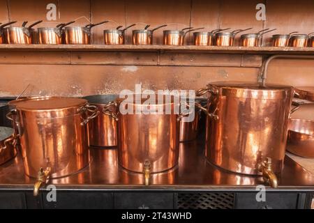 England, West Sussex, Petworth, Petworth House, Die Servants Quarters, die Küche, Ausstellung von Küchengeschirr Stockfoto