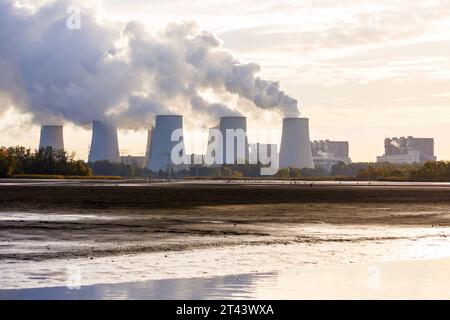 Braunkohlekraftwerk Jaenschwalde DEU/Deutschland/Brandenburg/Peitz, 28.10.2023, das Braunkohlekraftwerk Jaenschwalde LEAG ist an einem Herbstmorgen an den Peitzer Teichen zu sehen. *** Braunkohlekraftwerk Jaenschwalde DEU Deutschland Brandenburg Peitz, 28 10 2023, das Braunkohlekraftwerk Jaenschwalde LEAG ist an einem Herbstmorgen im Peitzteich zu sehen AF Peitz 65207 Credit: Imago/Alamy Live News Stockfoto